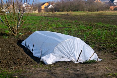 poškodená pôda pod netkanou textíliou