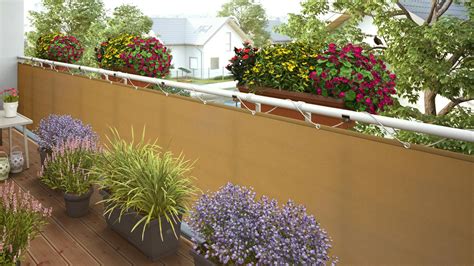 Balkónová záhrada s rôznymi rastlinami v kvetináčoch