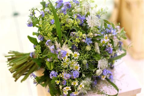 Svadobná kytica z lúčnych kvetov