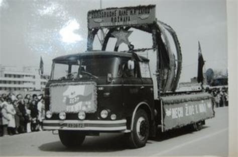 Alegorický voz v kvetinovom sprievode