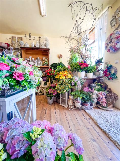 Interiér kvetinárstva IRIS na Hodskej ulici s bohatým výberom kvetov a dekorácií