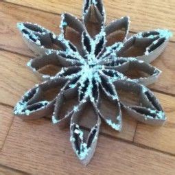 Vianočné kvety z roliek toaletného papiera