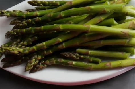 Zber čerstvej špargle