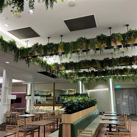 Interiér kvetinárstva s rôznymi rastlinami