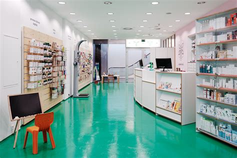 Interiér modernej lekárne s produktmi