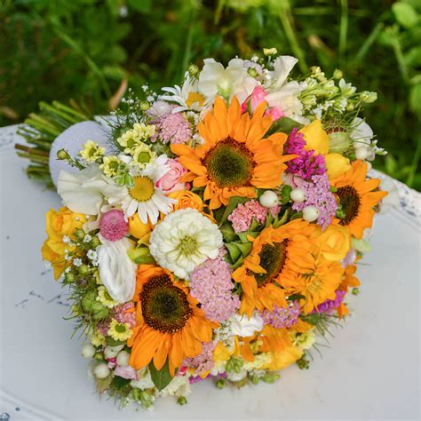 Letná svadobná kytica so slnečnicami a levanduľou