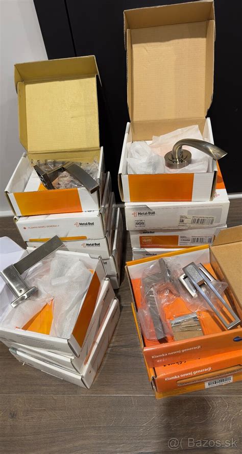 rôzne druhy ihličnanov na balkóne