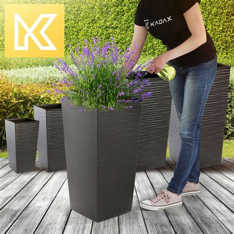 rôzne druhy plastových kvetináčov