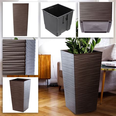 plastový kvetináč s ratanovým dizajnom