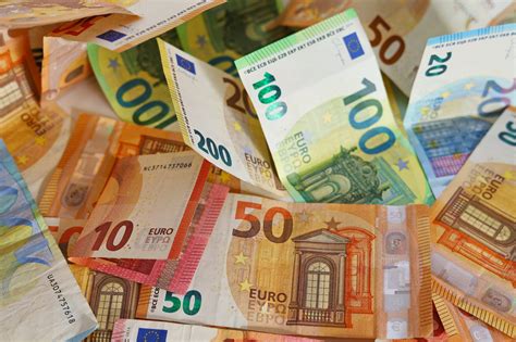 Peniaze v tvare motýľov pripevnené na rastline
