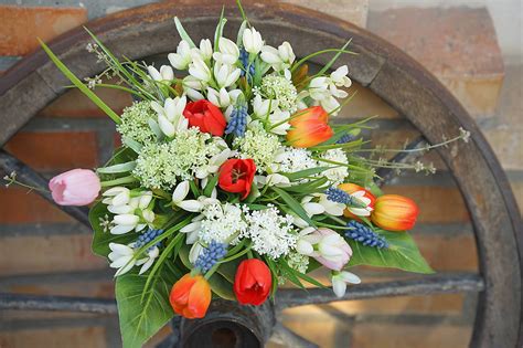 Jarná kytica s tulipánmi a ružami