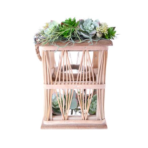 Drevený svietnik so sukulentami
