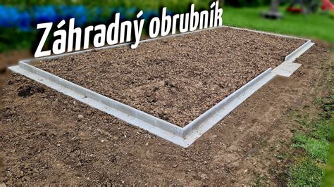 Záhon oddelený od trávnika plastovým lemom