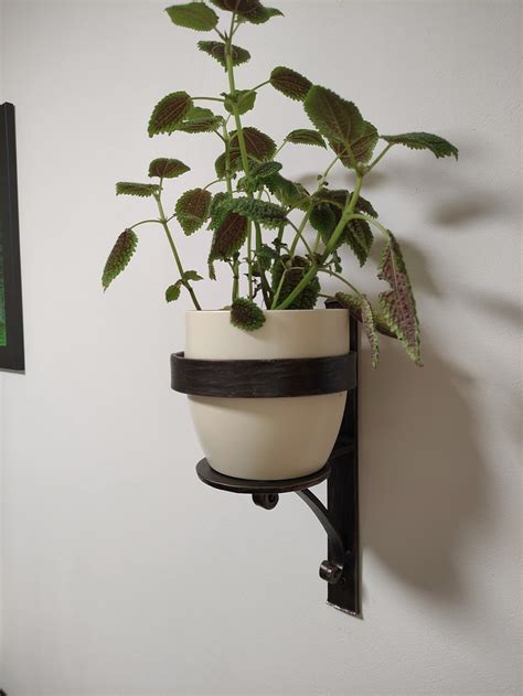 Dizajnový držiak na kvetináč v interiéri