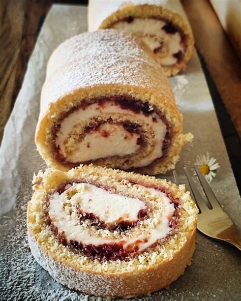Rolovaná torta s jahodovým džemom a krémom