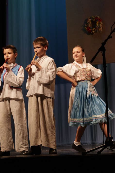 Detský folklórny súbor Prvosienka pri vystúpení