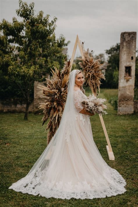 Nevesta v boho šatách s klobúkom