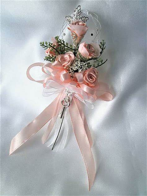 Svadobné kytice pre družičky a corsage pre ženícha