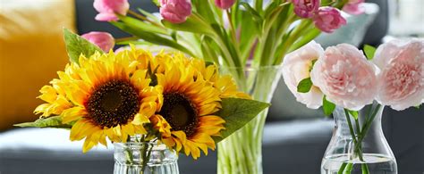 Interiér kvetinárstva s čerstvými kvetmi