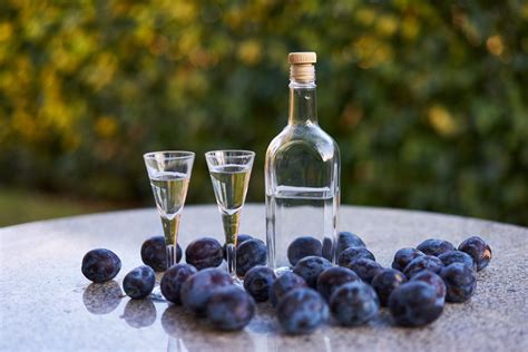 Pohár slivovice na degustačnom stole