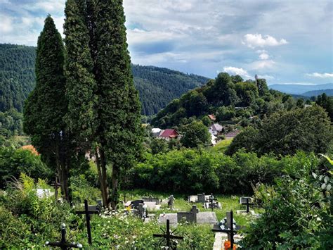 Starý cintorín s ľudovými náhrobníkmi v Novohradských vrchoch