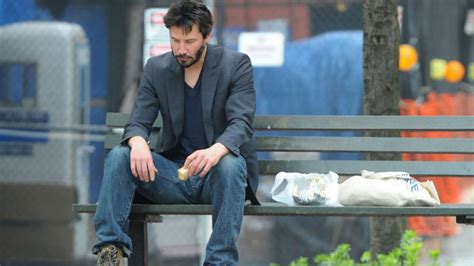 Keanu Reeves jediaci sendvič na lavičke (meme 