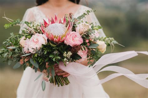 Svadobná kytica s rôznymi druhmi kvetov