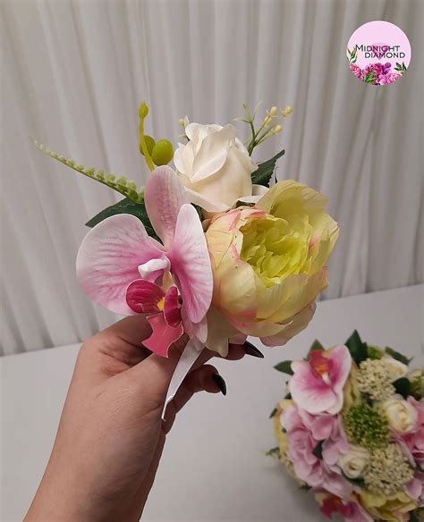 Svadobná kytica a boutonniere pre ženícha