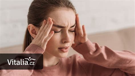 Žena pociťujúca únavu a bolesť hlavy, symbolizujúca potrebu detoxikácie