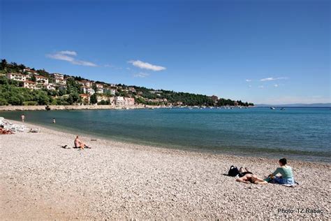 Panoramatický pohľad na pláž Maslinica v Rabaci
