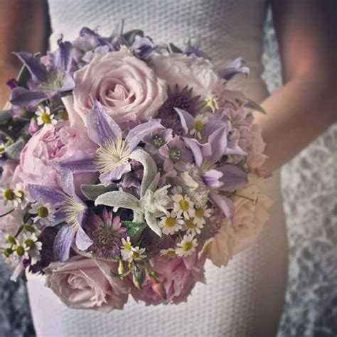 Fialová svadobná kytica