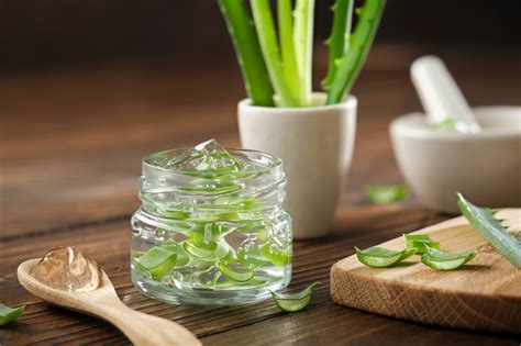 Žena aplikujúca gél na pleť s vyobrazením rastliny aloe vera