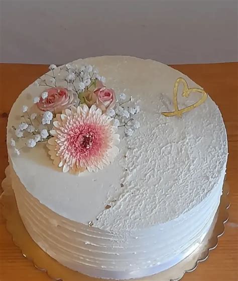 Nahá svadobná torta s jedlými kvetmi