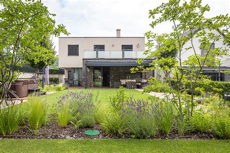 Moderná záhrada s vertikálnym prvkom