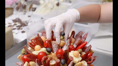Príklad slanej kytice s klobásou, syrom a zeleninou