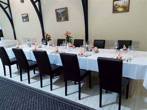 Slávnostne prestretá sála reštaurácie pripravená na svadobnú hostinu