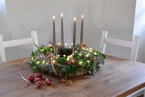 Adventný veniec so 4 sviečkami na stole