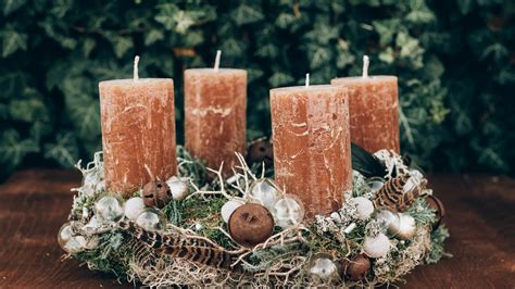 Tradičný adventný veniec z prírodných materiálov