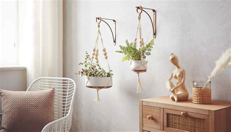 Závesné izbové rastliny v štýle makramé v modernom interiéri