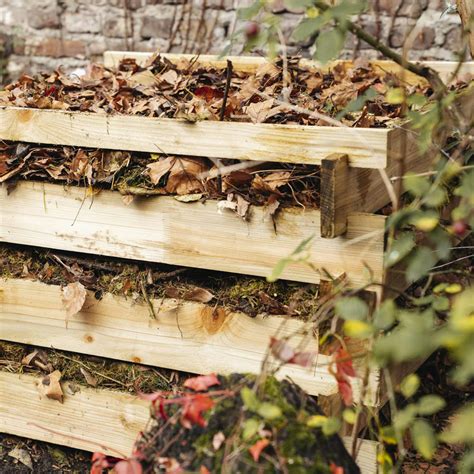 Kompostová hromada s rôznymi vrstvami organického materiálu