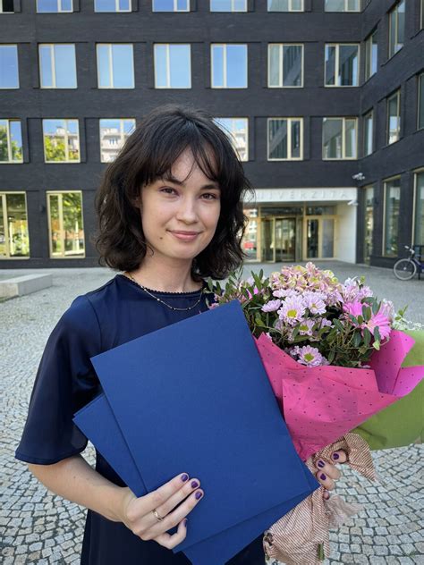 Zuzana Kollárová pri práci s kvetmi v kvetinárstve Thebery