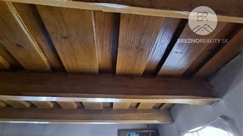 Detail interiéru kvetinárstva Thebery s pôvodnými tehlami a drevom