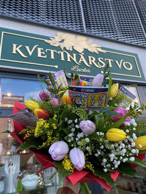 Šťastná zákazníčka s kyticou z kvetinárstva Thebery