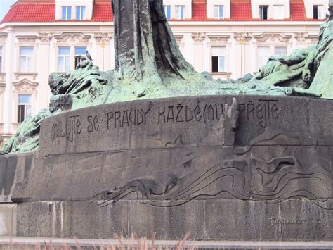 Fotografia pomníka Jana Husa na Staromestskom námestí v Prahe