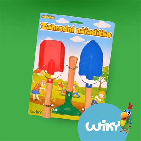 Deti hrajúce sa v záhrade s detským náradím