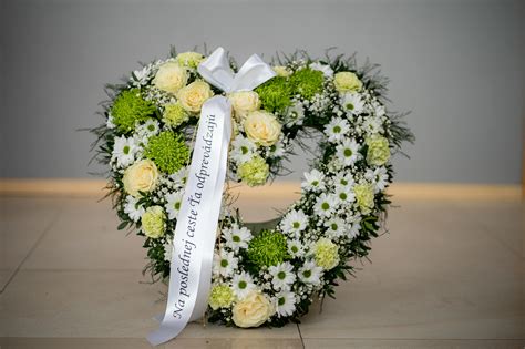 smútočný veniec s rozlúčkovou stuhou
