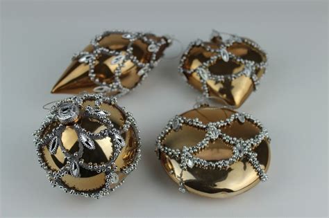 Vianočné ozdoby rôznych tvarov a farieb