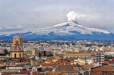 Pohľad na sopku Etna z mesta Catania