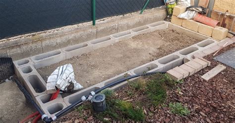 Schéma výstavby jahodovej pyramídy z tvárnic