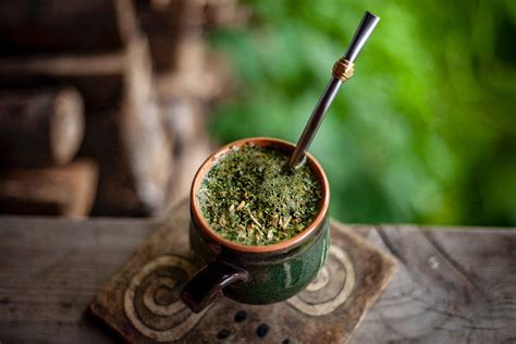 Tradičná príprava nápoja Yerba Maté v kalabase s bombillou